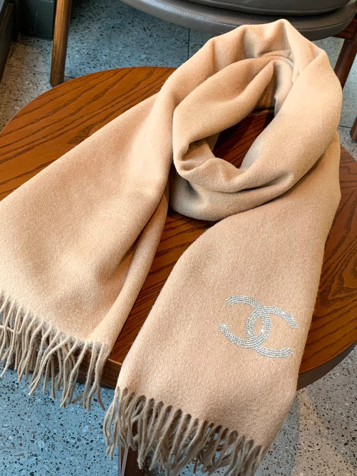 Chanel - Кашемировый шарф, украшенный бриллиантами - 180-70-102 см - Абрикосовый
