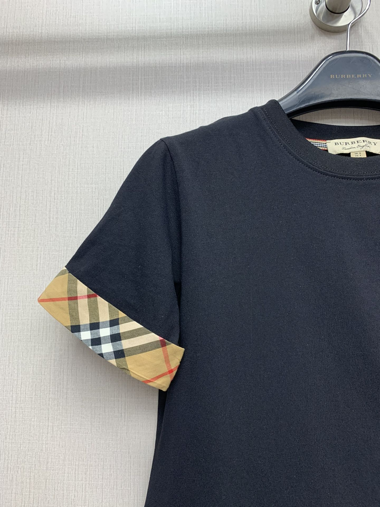 Футболка Burberry 2403-24 ?Ранняя весна? в классическую клетку с вышитой лошадью — черная.