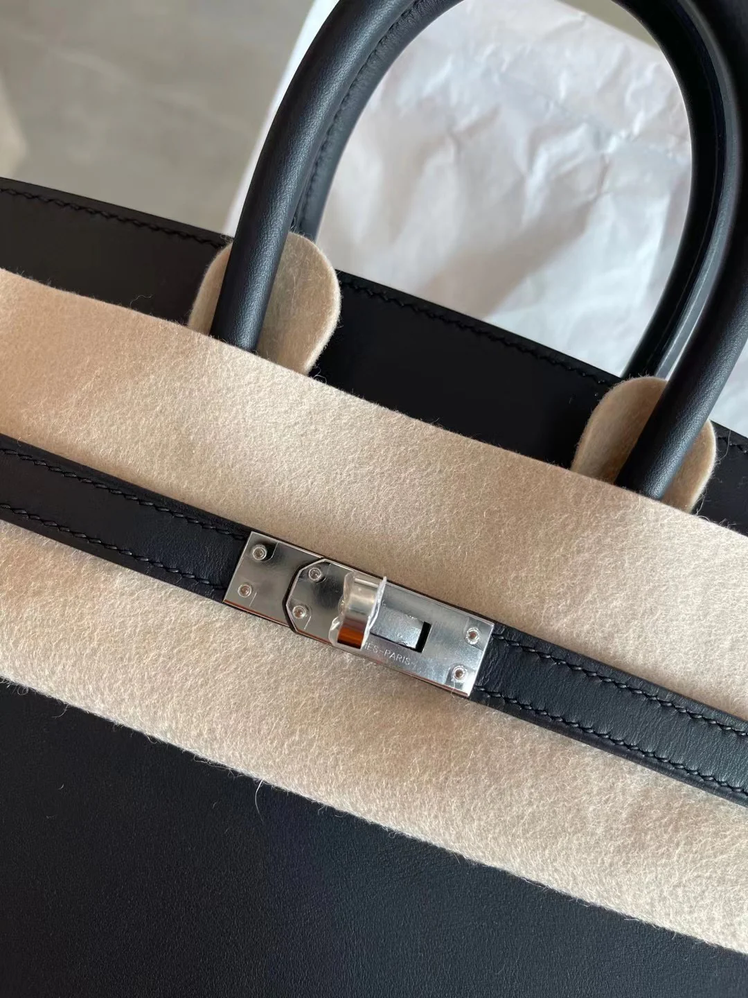 Сумка Hermes Birkin 25 Jonathan Black с серебряной пряжкой и U-образной гравировкой.