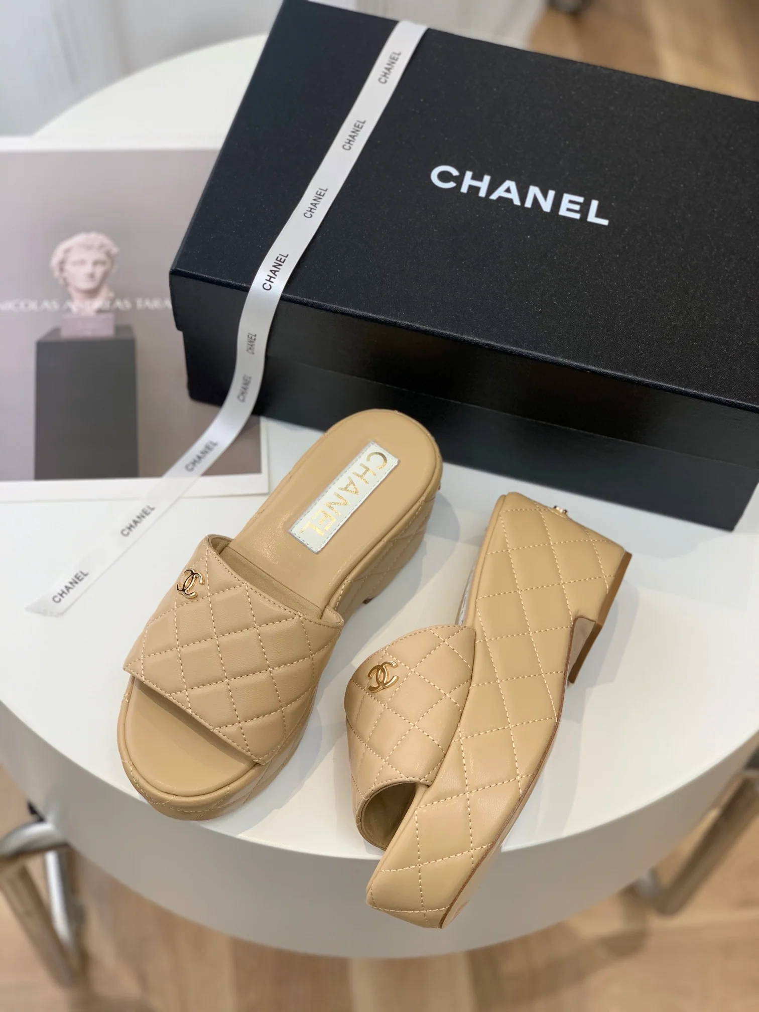 Новинка 2023 года от Chanel - Стеганые тапочки на платформе - Абрикосовый цвет - 1