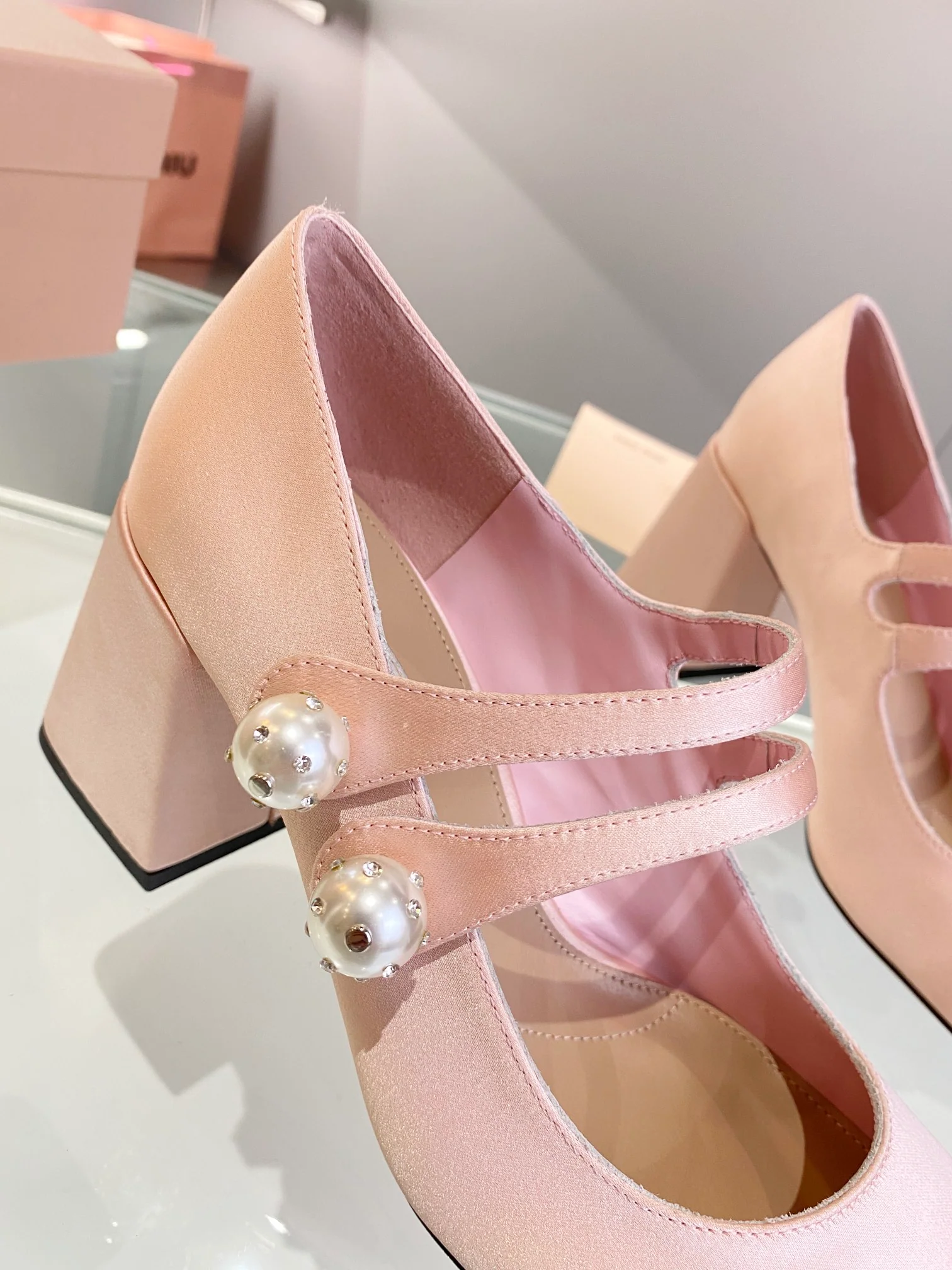 Новинка весны 2022 года от Miu Miu - Туфли на массивном каблуке - Розовые