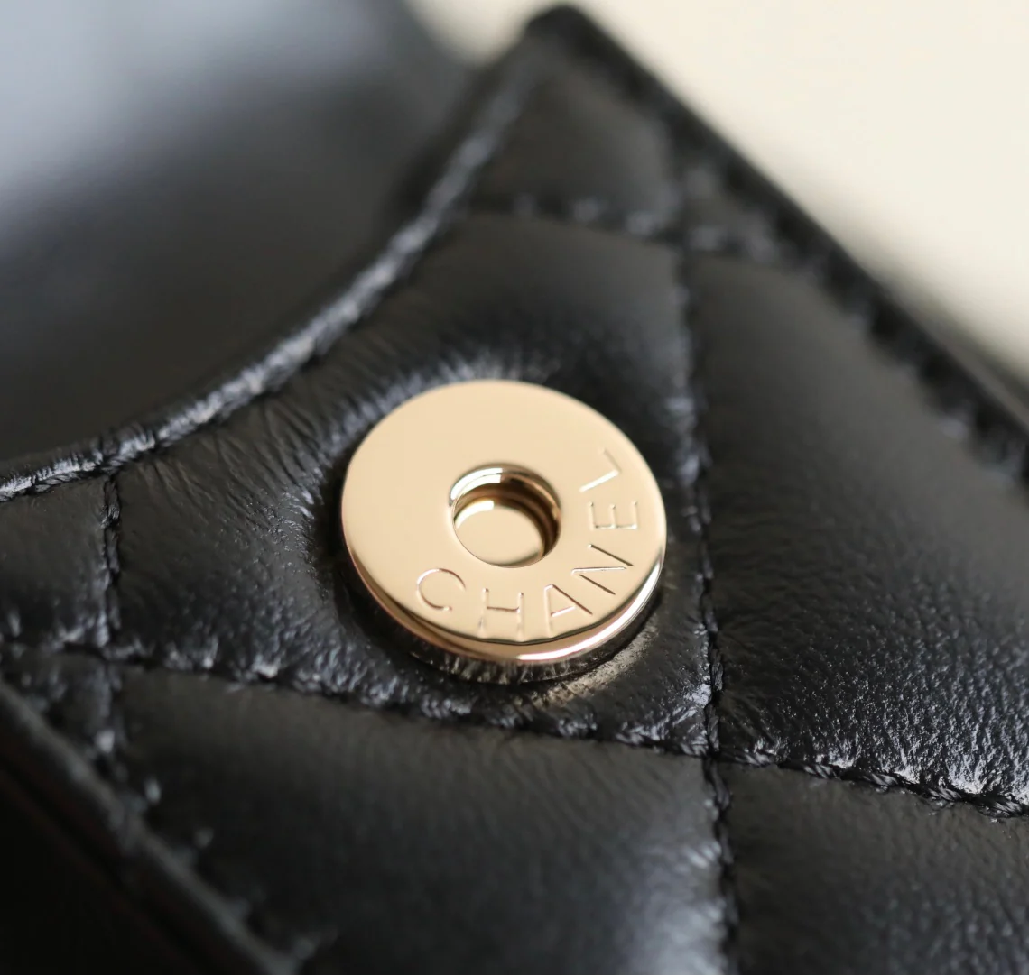 Сумка для фотоаппарата Chanel с двумя карманами из 24-каратного золота, маленькая, черная.