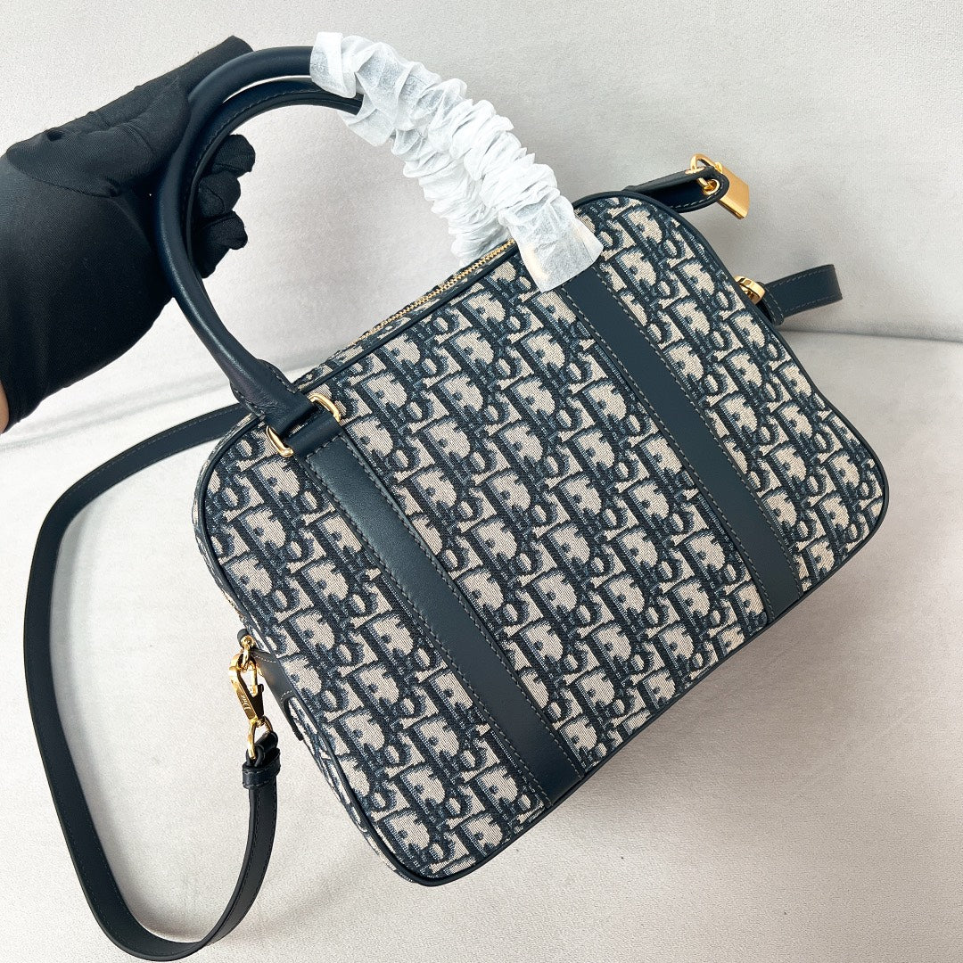 Большая сумка для боулинга в стиле Dior.