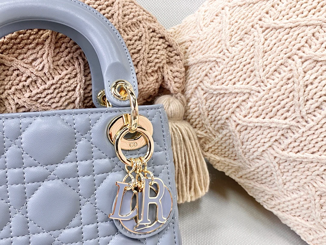 Сумка Dior Lady Dior с тремя отделениями и эмалированной застежкой, 17 см, небесно-голубой.