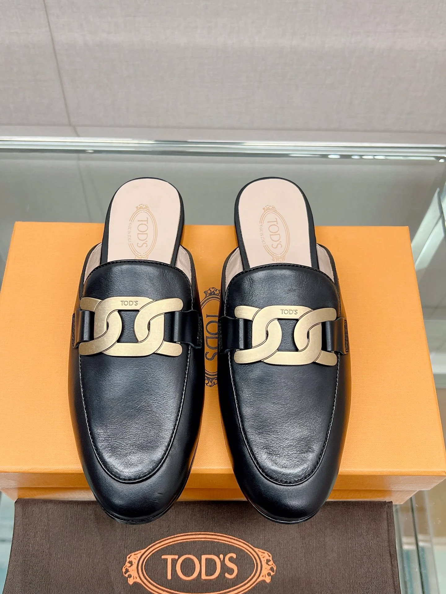 Весенняя коллекция Tods 2023 — плоские тапочки в ретро-британском стиле.