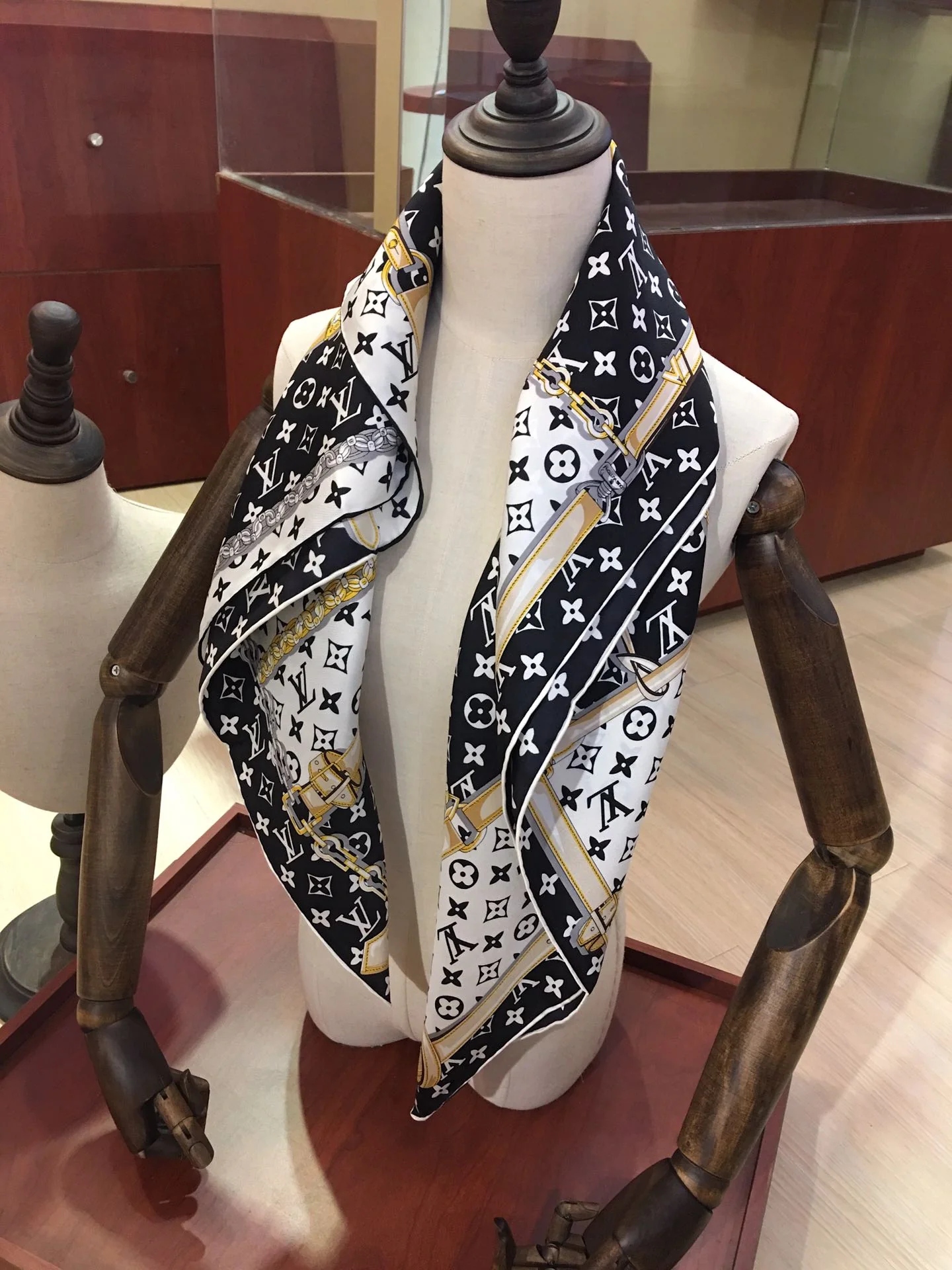 LV - Непревзойденный бестселлер - Шарф из 90% шелка