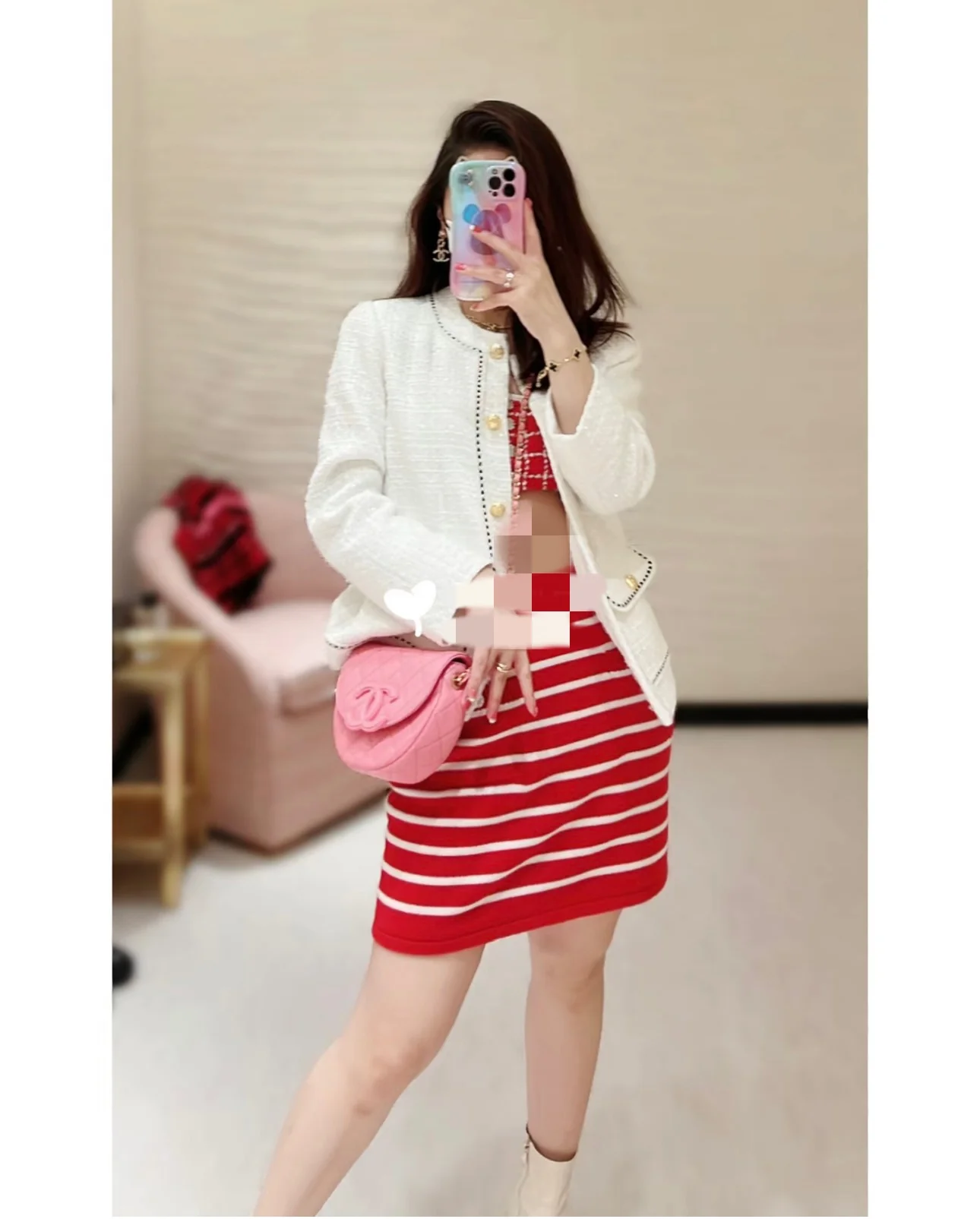 Новинка сезона весна/лето 2023 от Chanel - сумка Lychee Bull Saddle Bag - розовая - на фото.