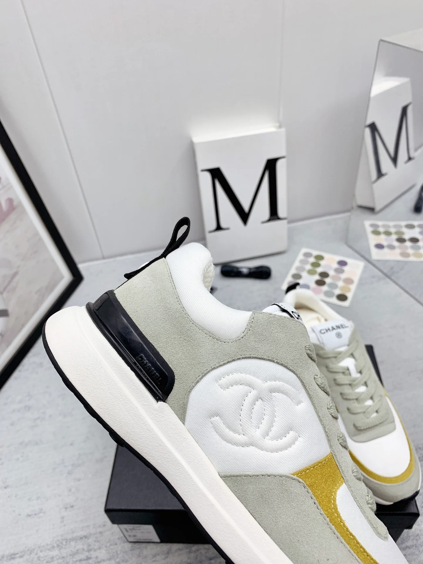 Chanel - Твидовые кроссовки в стиле пэчворк - Повседневные кроссовки - Серо-желтые