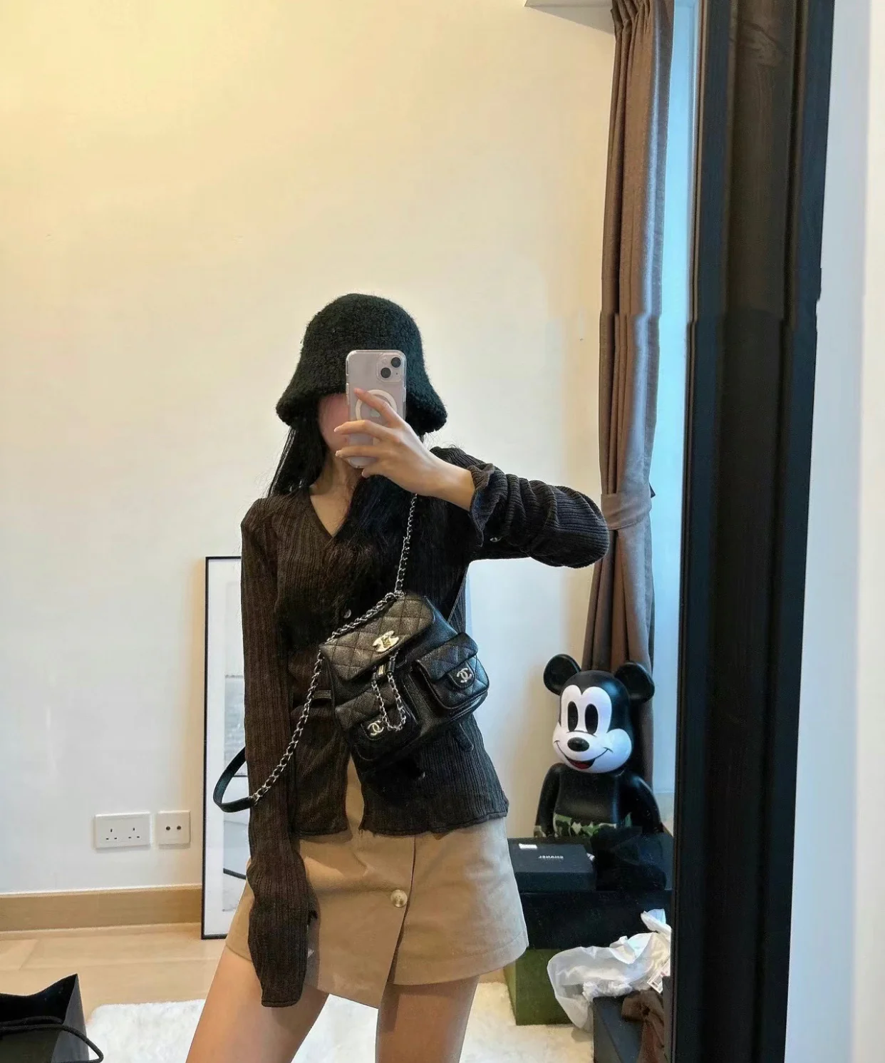 Кожаная мини-куртка Chanel 23p Duma с открытыми плечами, черная.