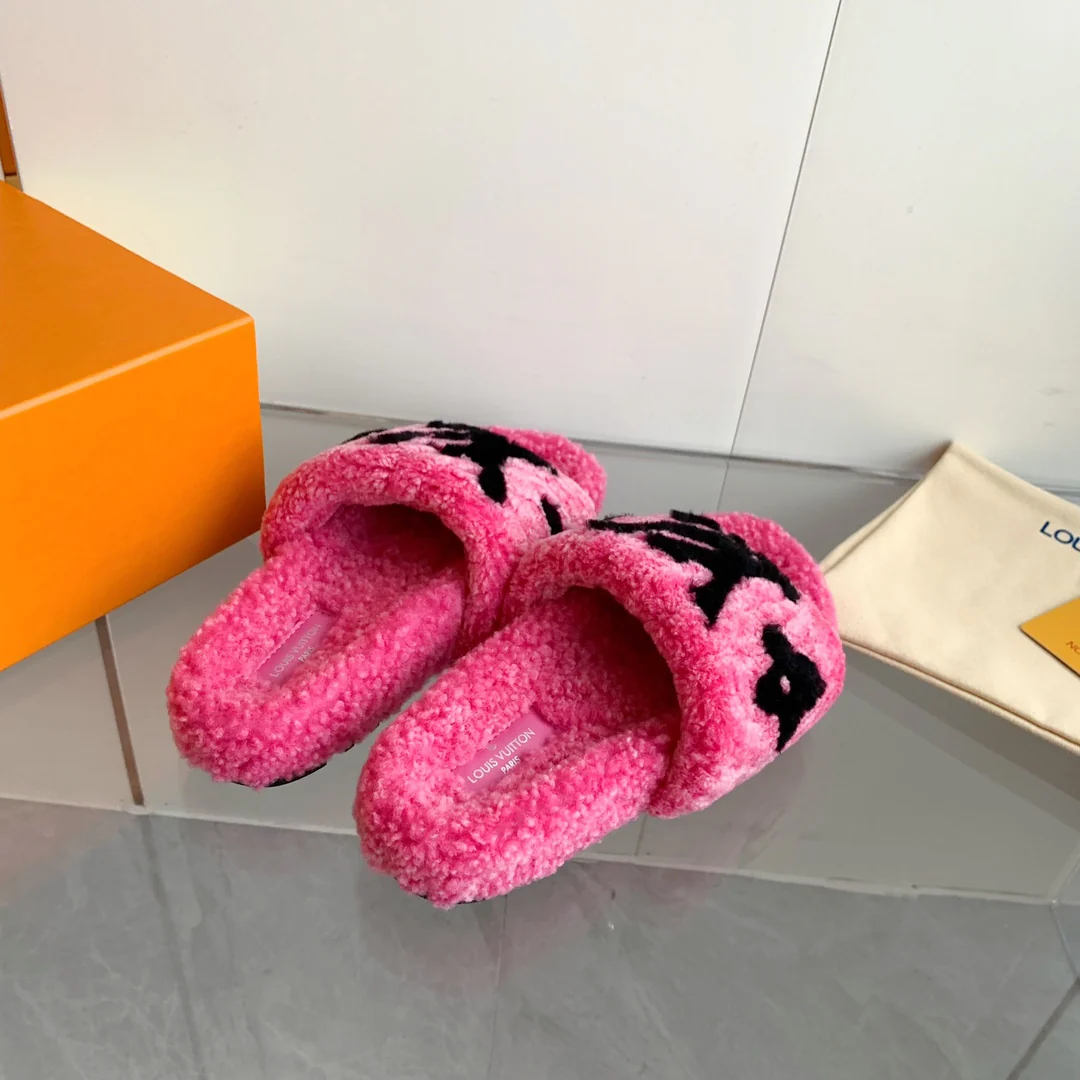 Новинка осенне-зимней коллекции LV 2023 — шерстяные тапочки — розовые.