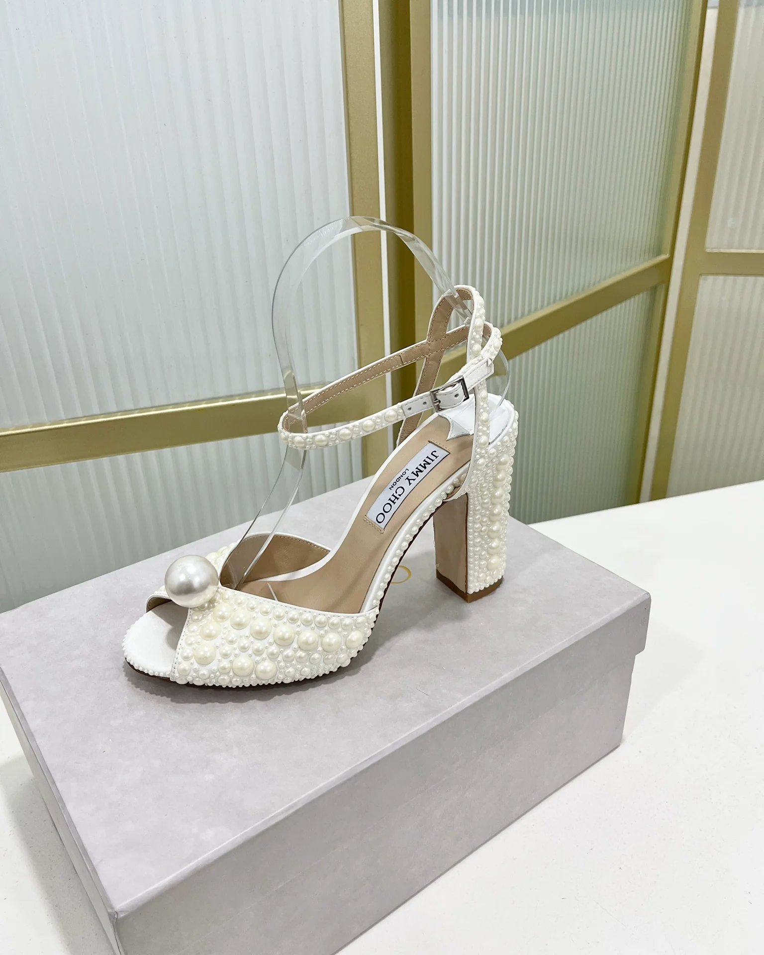 Сандалии Jimmy Retro Pearl Series на толстом каблуке средней высоты - белые.