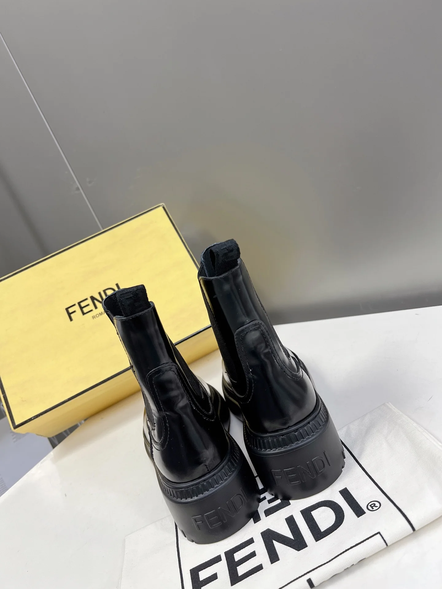 Новинка весны 2022 года от Fendi - Ботильоны - Черные
