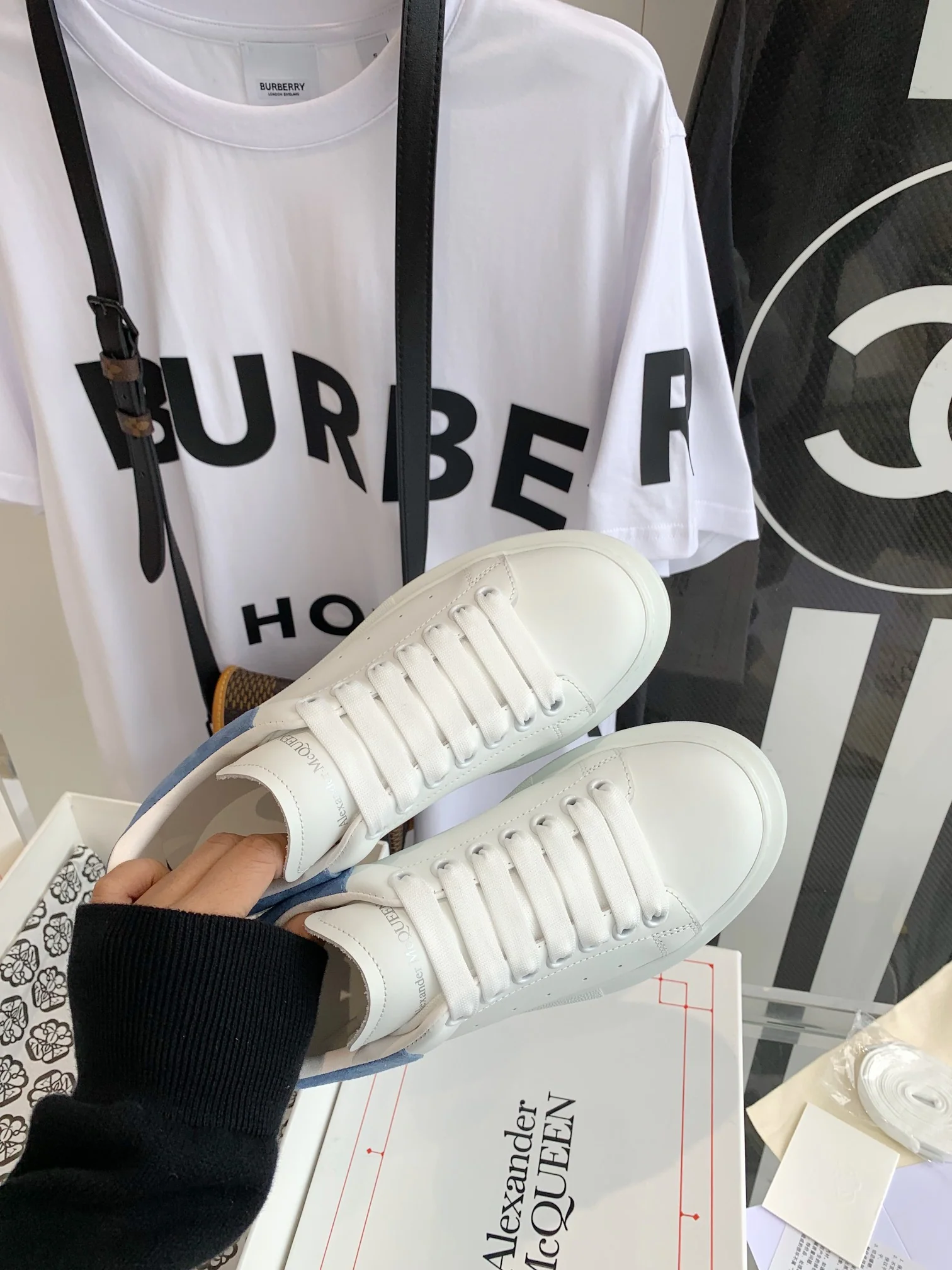 Классические белые кроссовки McQueen - синяя задняя часть - 1