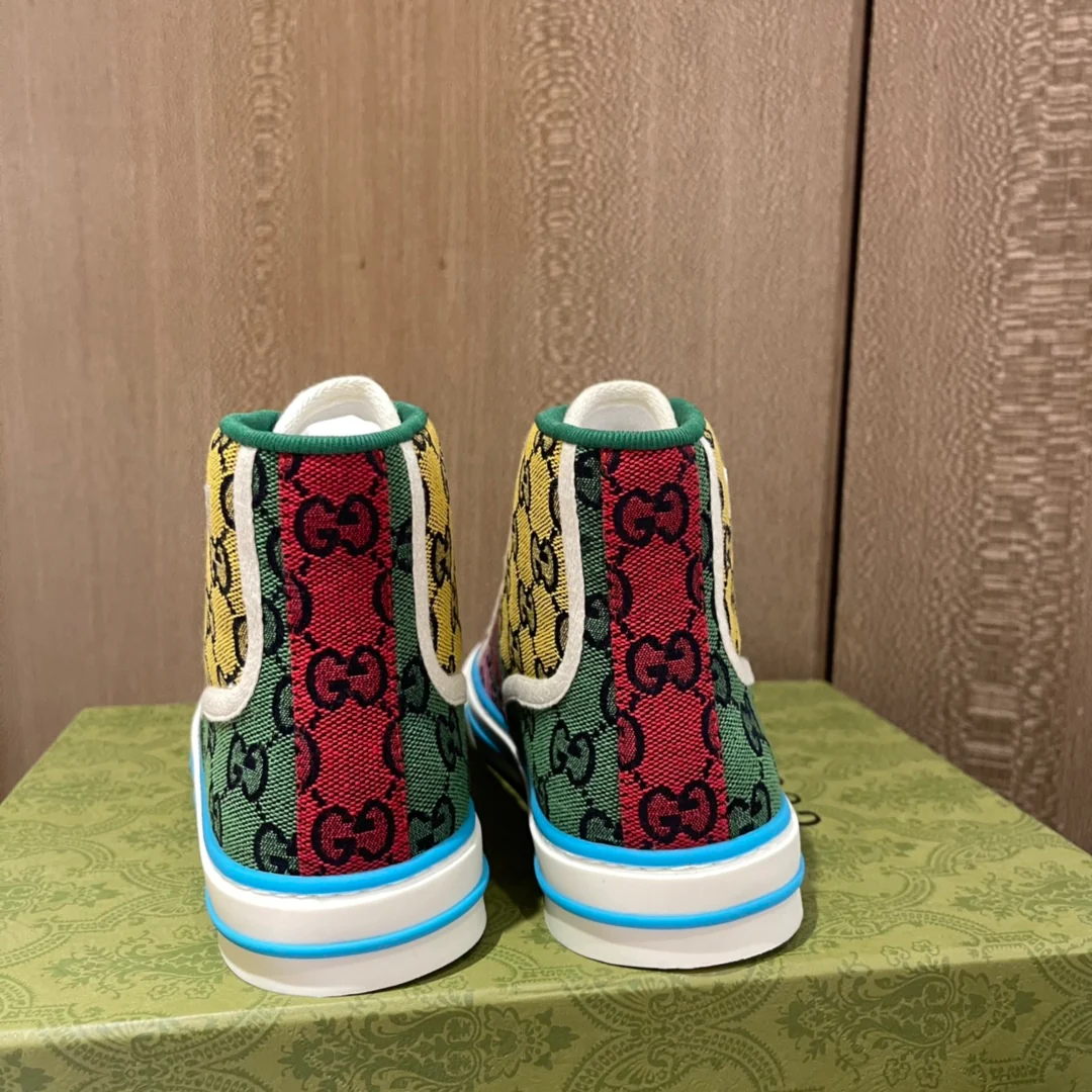 Высокие джинсовые кроссовки Gucci с монограммой для пар.