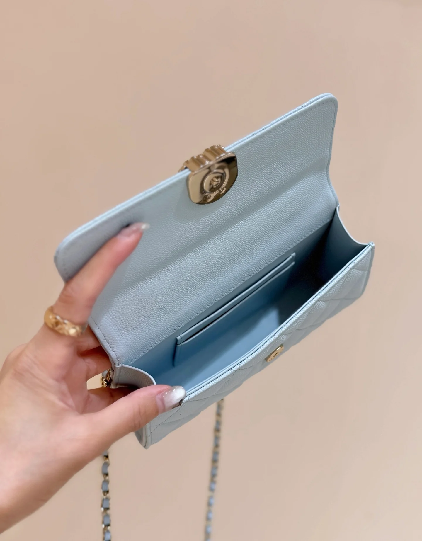 Сумка Chanel 25s Kelly Handle Bag, горизонтальный стиль, нежно-голубой.