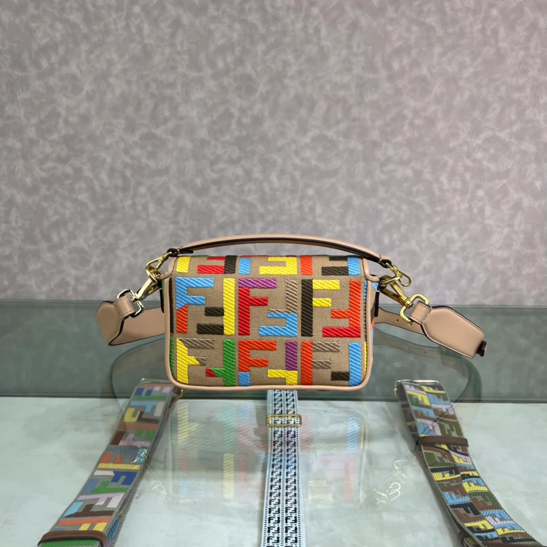 Сумка-багет Fendi Baguette — маленькая сумка-багет с радужной вышивкой.