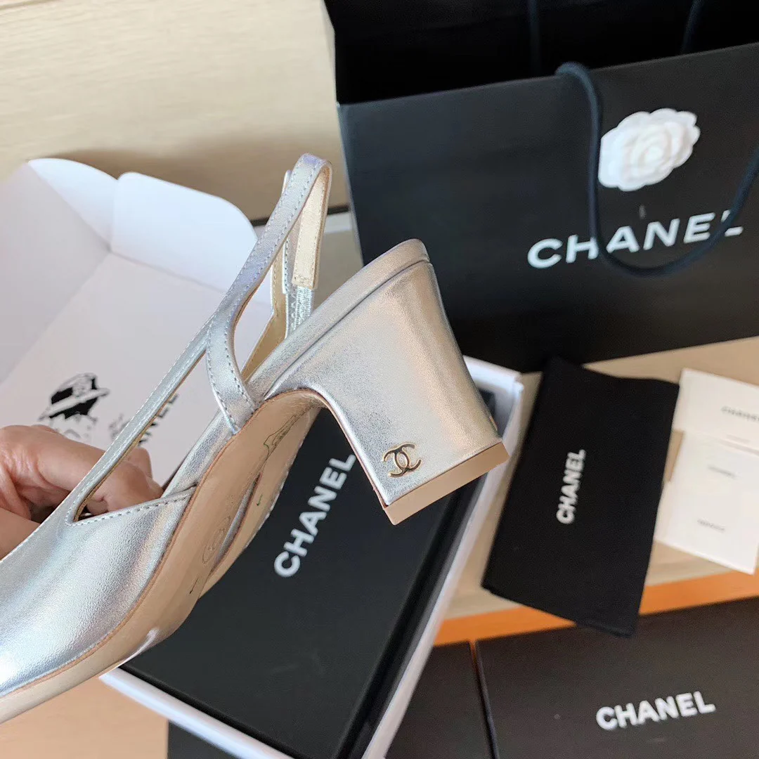 Классические сандалии Chanel на массивном каблуке - серебристые