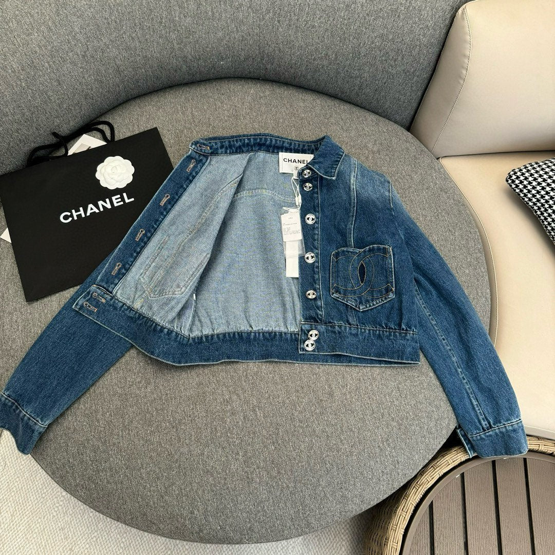 Chanel 2403 - Короткая джинсовая куртка с вышитыми двумя буквами ?С? на карманах.