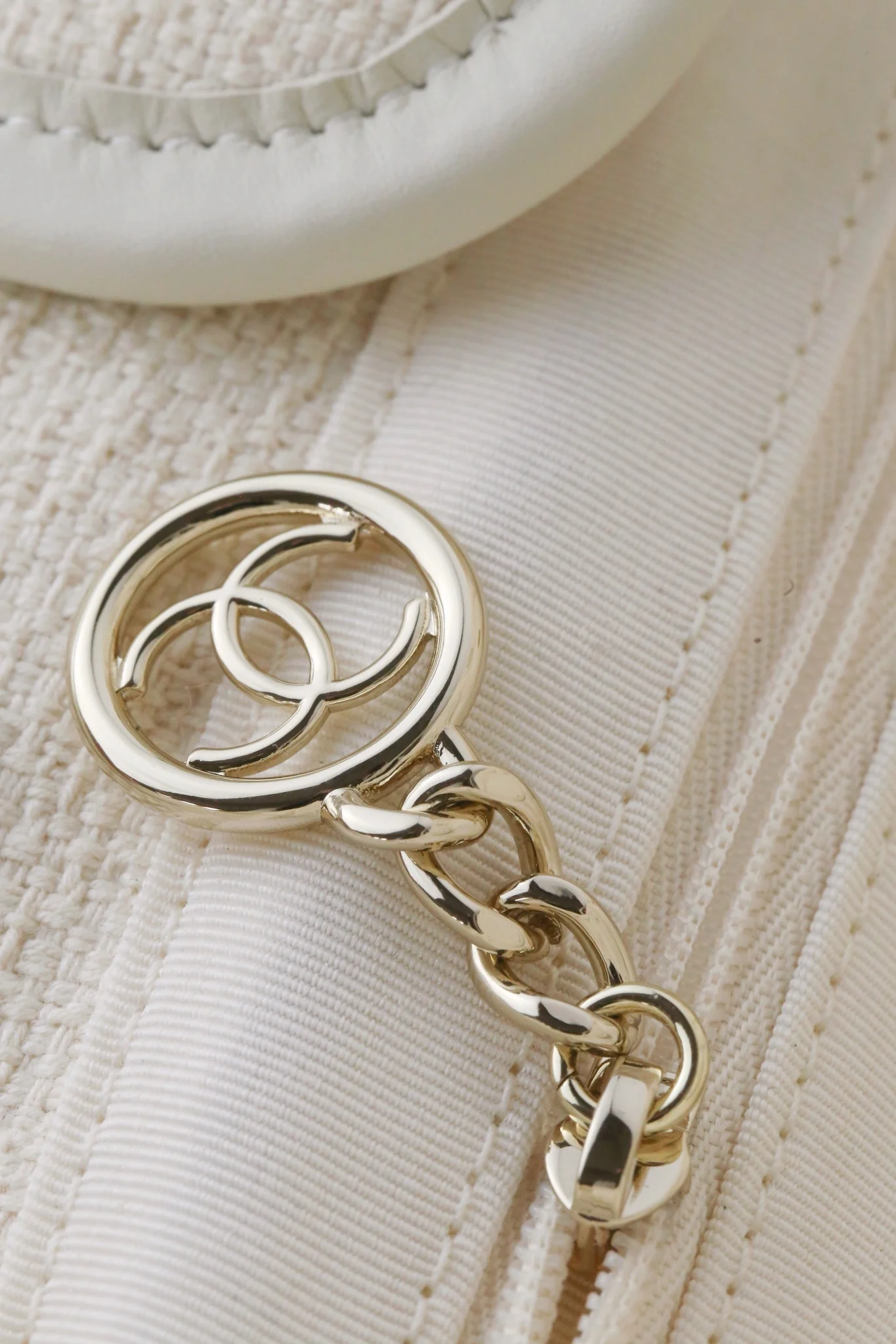 Пляжная сумка Chanel 25c, косметичка, ярко-желтая.