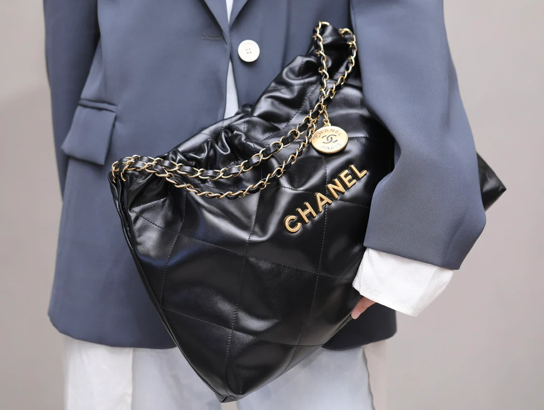 Сумка Chanel No. 22 — горизонтальный дизайн — черно-золотая