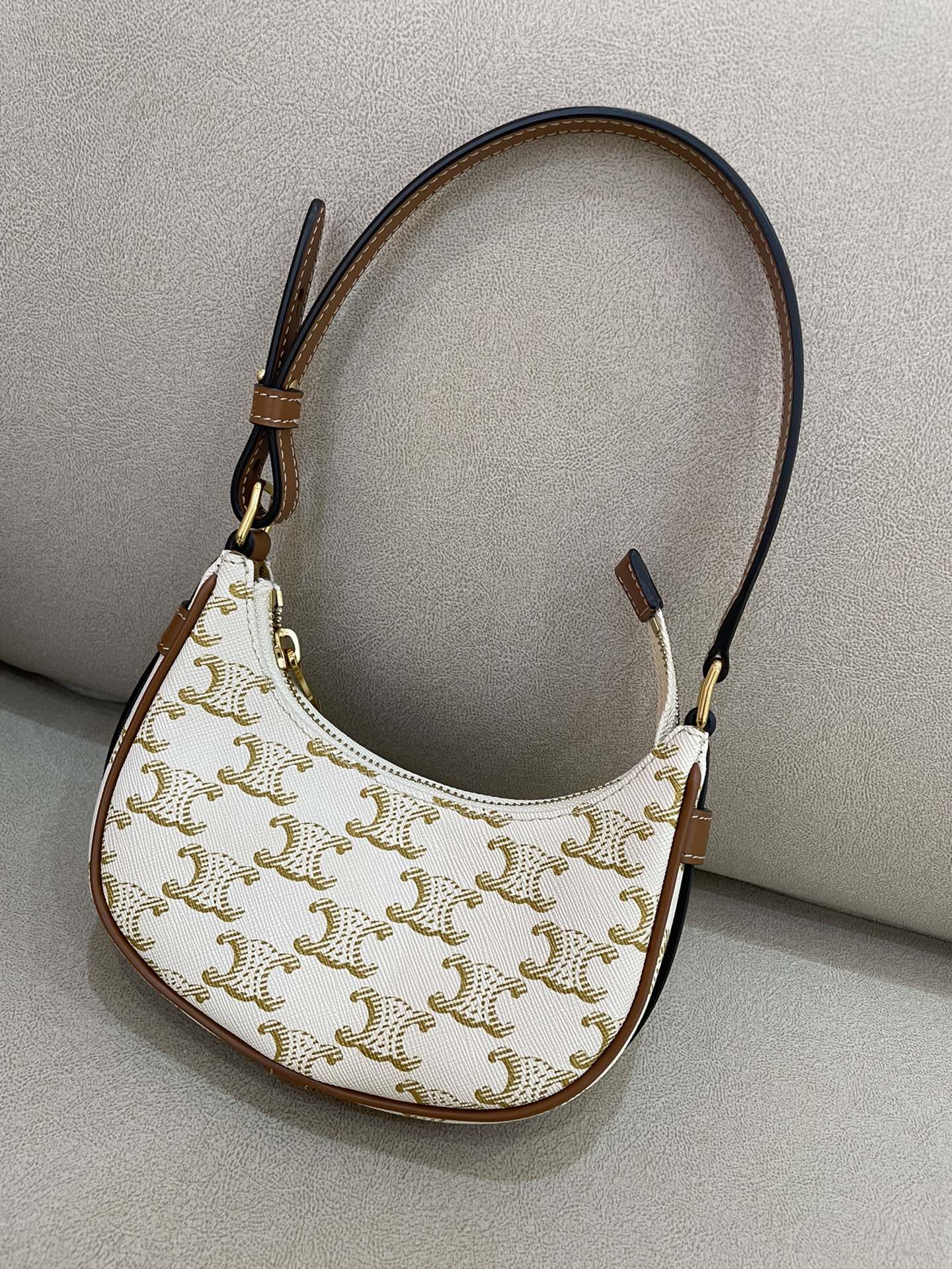 Новая сумка Celine Ava с цепочкой, модель 196 Monogram, 2022 год.