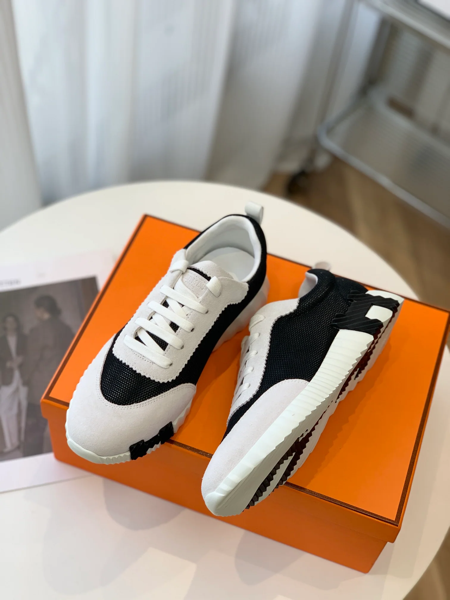 Новейшая модель Hermes 2023 года - кожаные кроссовки H - белые и черные