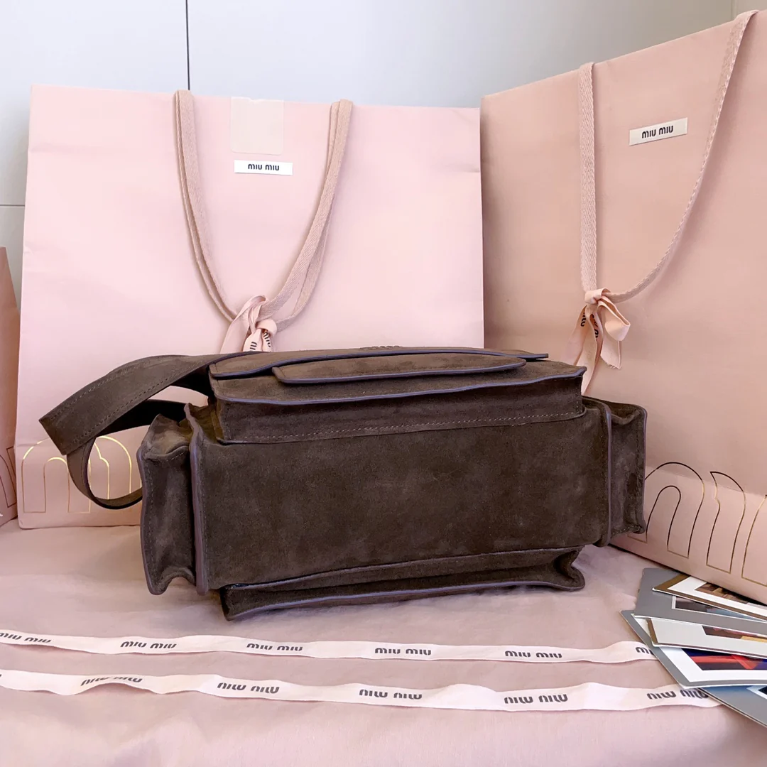 Сумка-мессенджер Miu Miu 5ba178 из замши, коричневая.