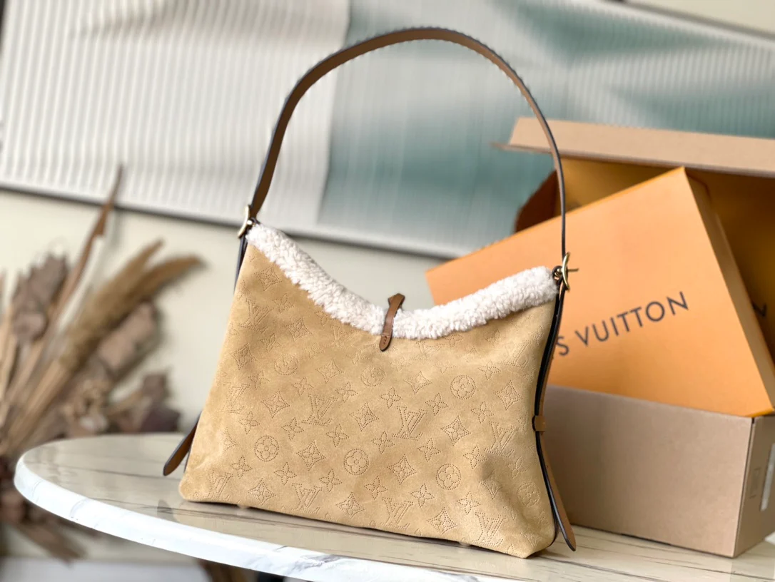 Маленькая замшевая сумка LV Carryall - коричневая.