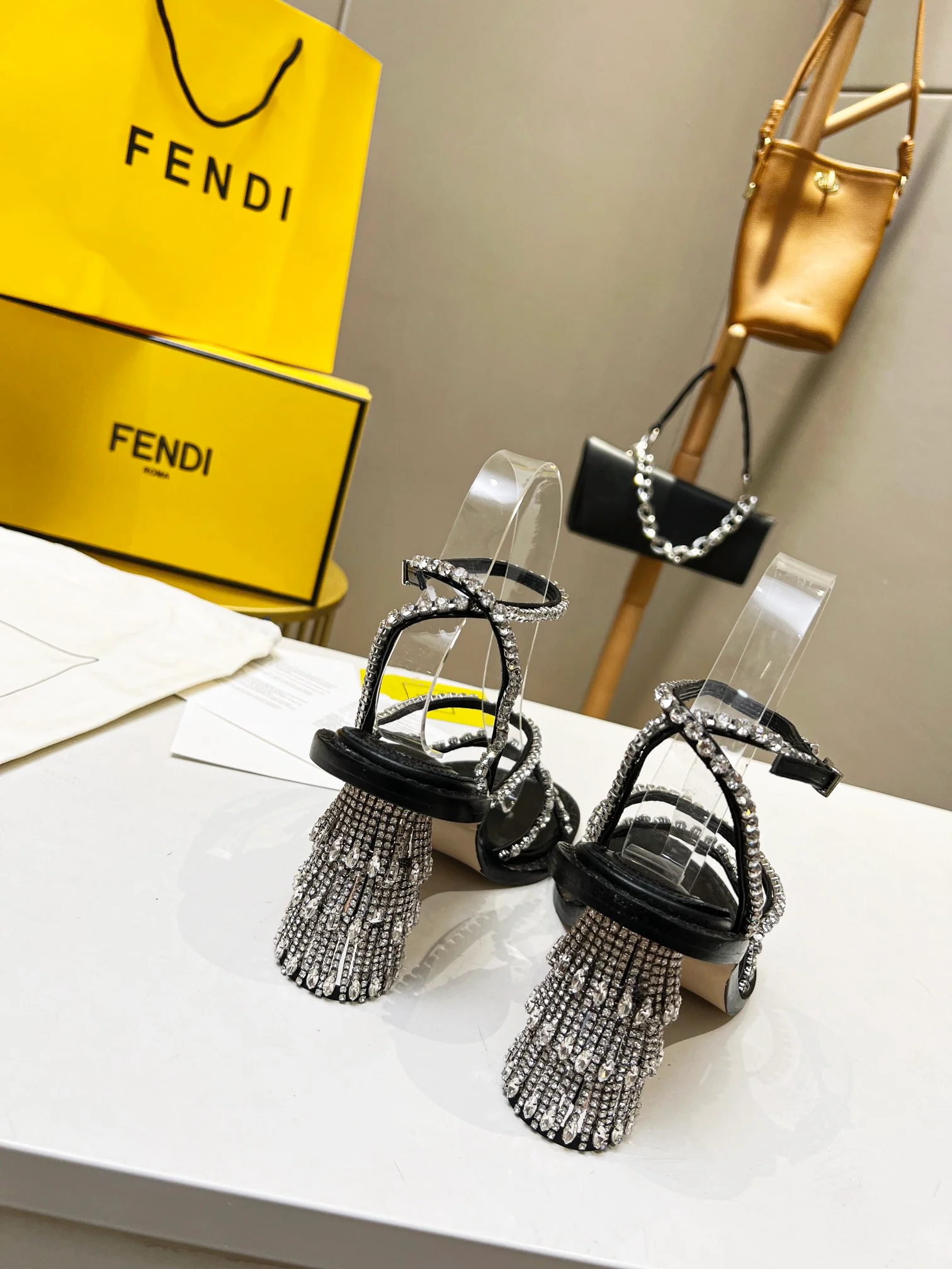 Fendi - Новинки ранней весны 2022 года - Сандалии и туфли на каблуках