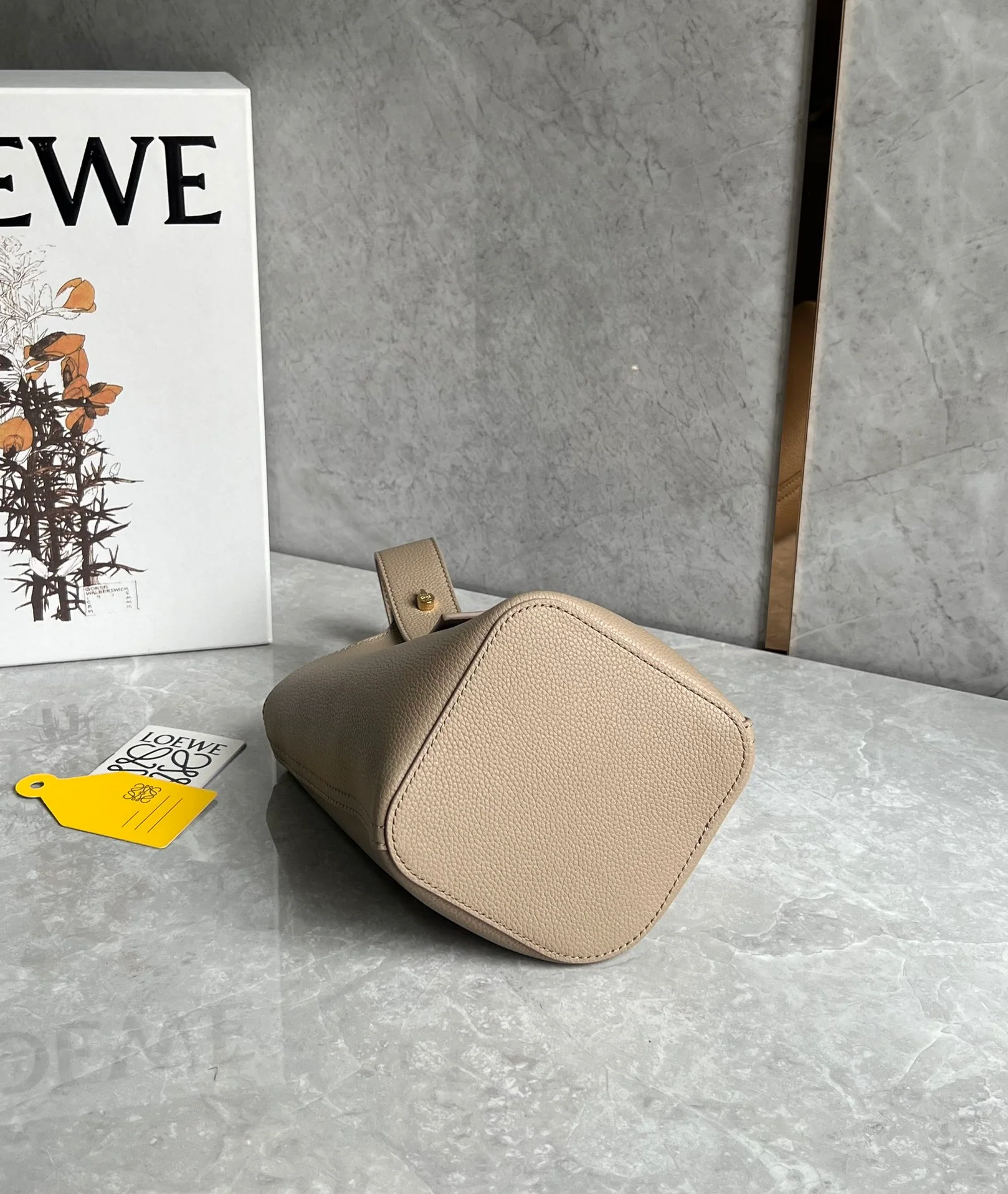 Сумка-ведро Loewe Pebble Bucket Mini Bucket Bag - светло-коричневая.