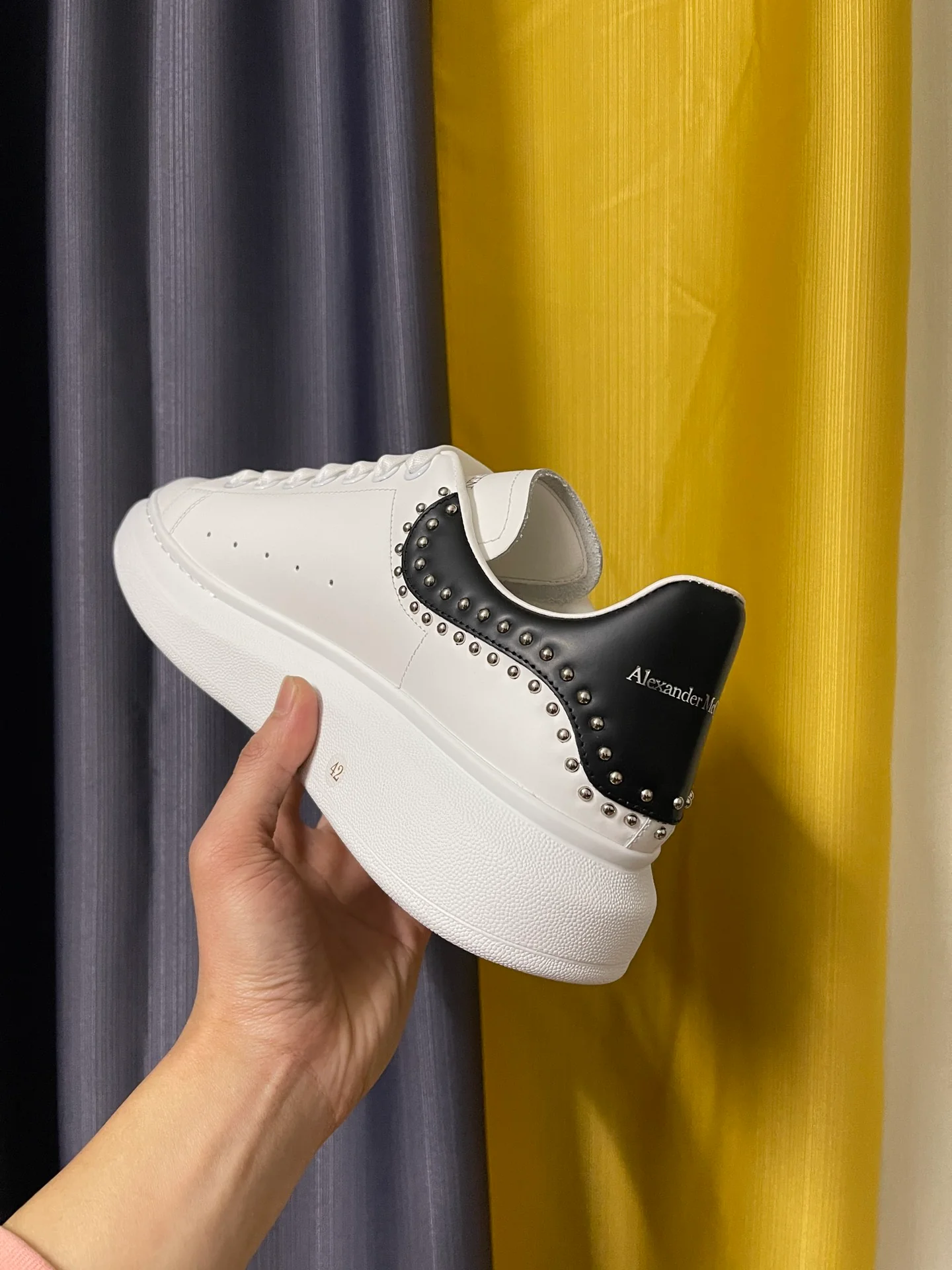 Классические белые кроссовки McQueen - унисекс - черная кожа на каблуке - круглые заклепки