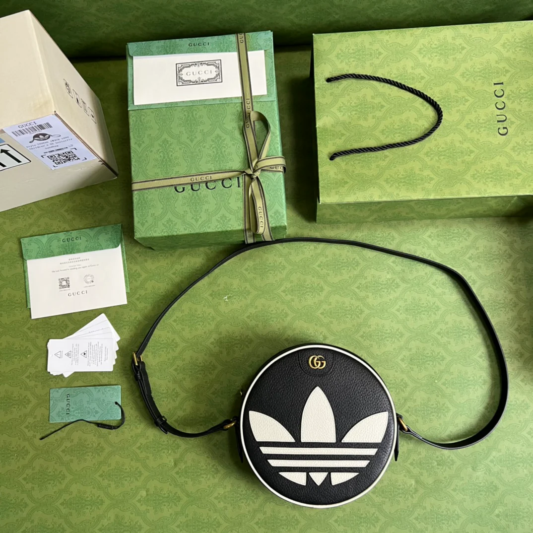 Сумка через плечо, созданная в рамках коллаборации Gucci-adidas x Gucci, 22x22x7 см, черная с контрастными вставками.