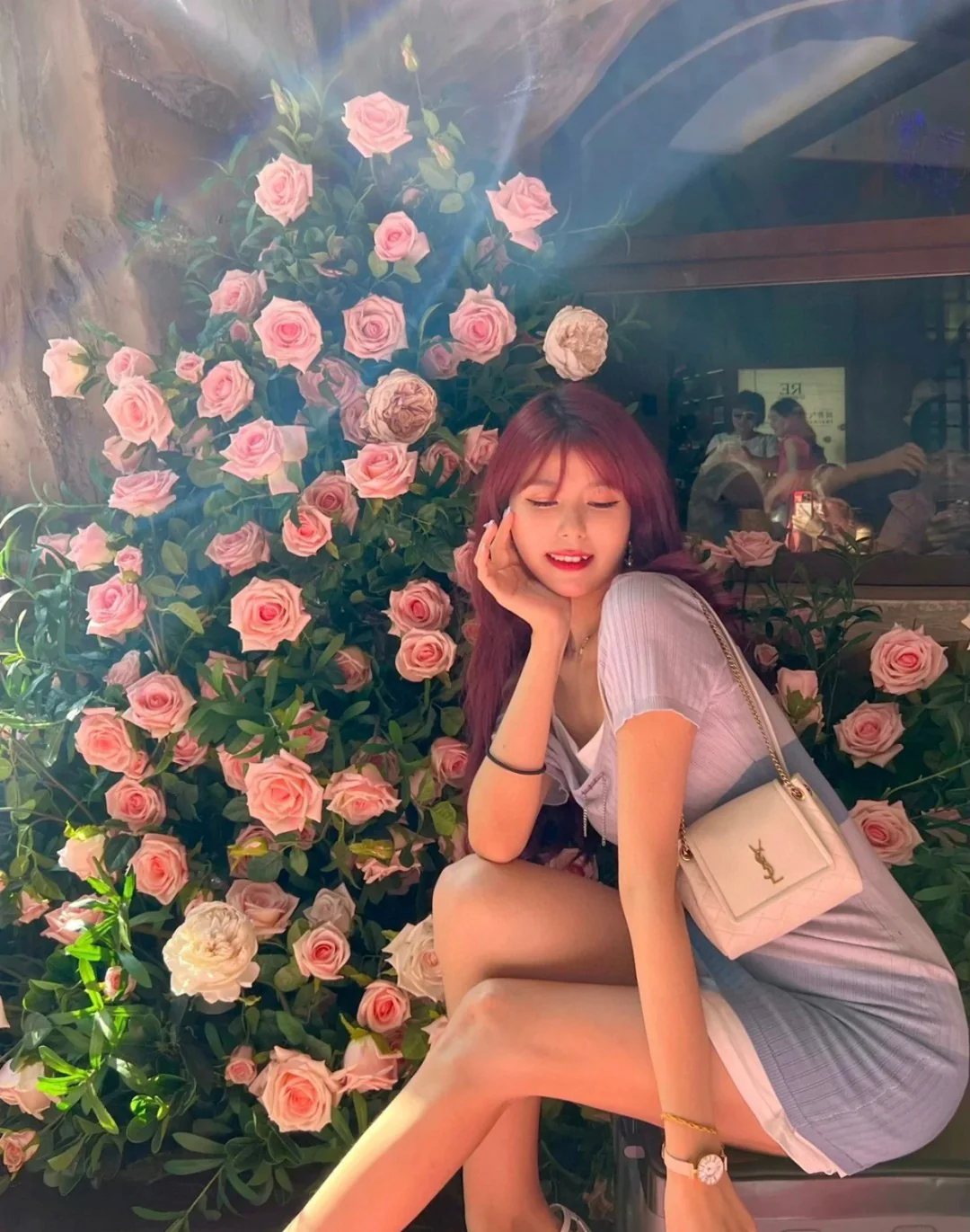 Мини-юбка YSL Nolita из белой кожи - на фото.