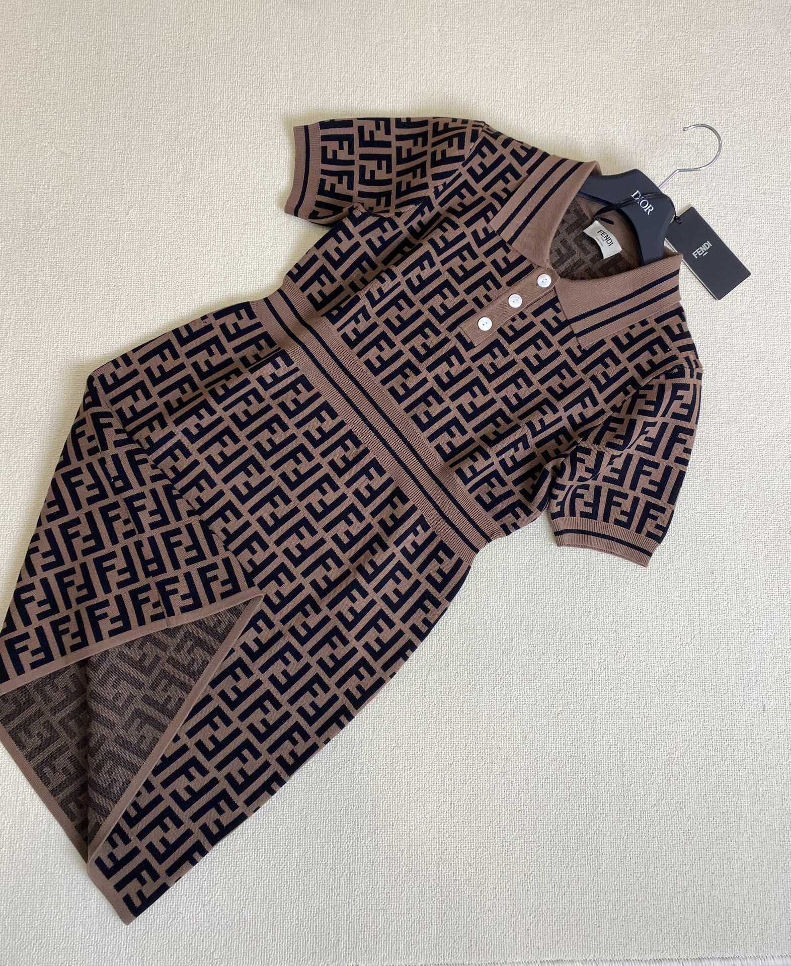 Fendi - 2403 - Новинка ранней весны: вязаное длинное платье с монограммой.