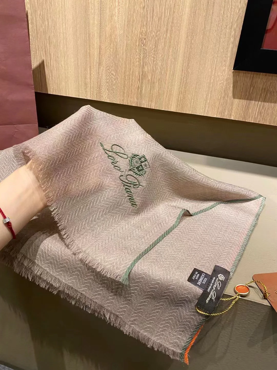 Loro Piana - Настоятельно рекомендуется - Кашемировый шарф из кашемира однотонного цвета в елочку (100 нитей) - 200 отрезков кашемировой пряжи - 90-200 см - 2