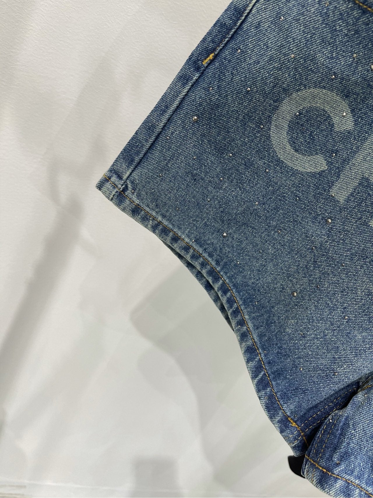 Chanel 2403 - Шорты с стразами и буквенным принтом