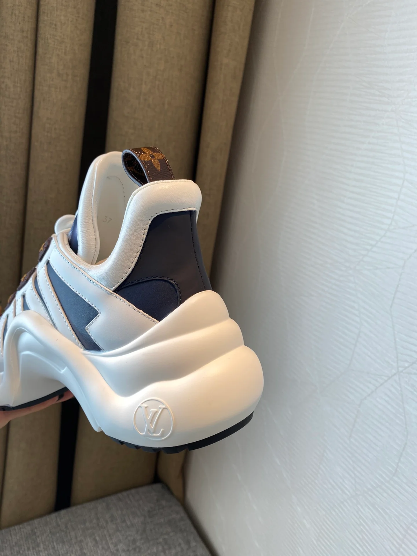 Обувь LV - массивные кроссовки LV