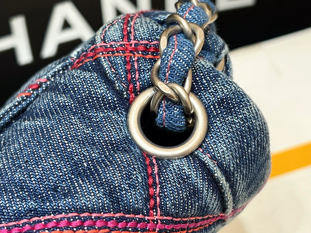 Коллекция Chanel 2022 Métiers d'Art — Джинсовая сумка-седелька — Мини