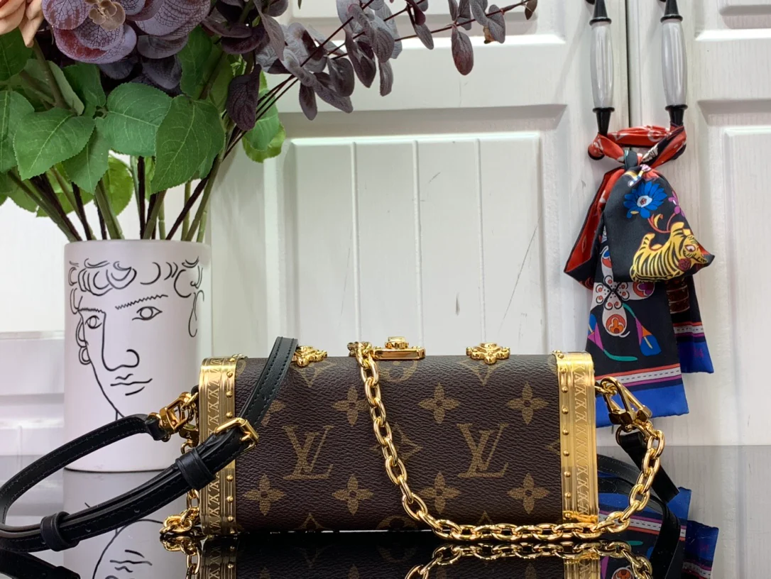 Косметичка LV Vanity Case, маленькая, из канваса, с цепочкой — коричневая.