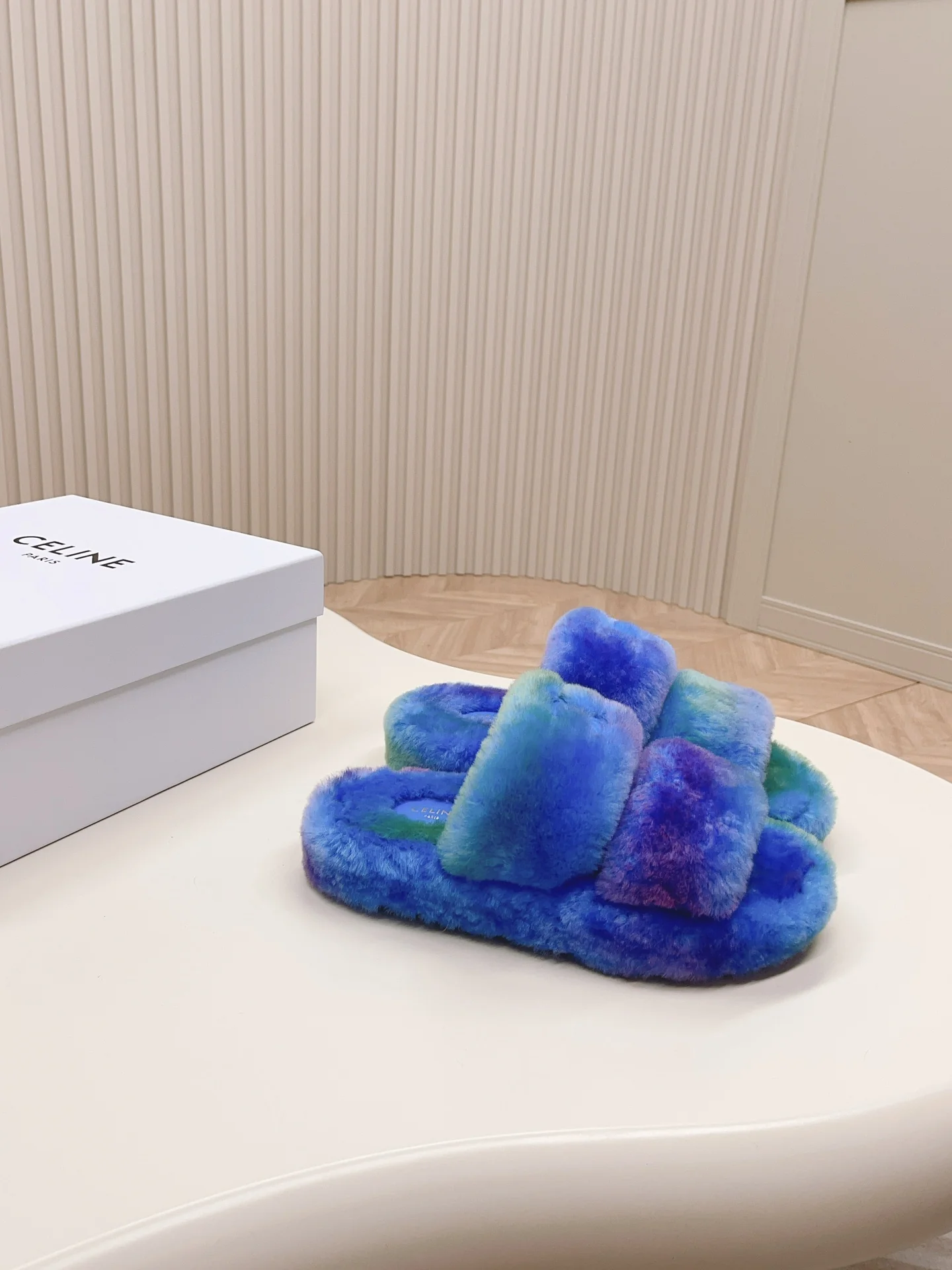 Новинка сезона осень/зима 2023 от Celine - Меховые тапочки - Синие