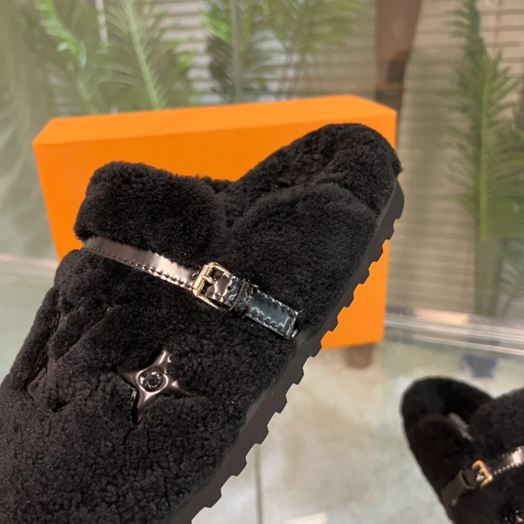 Новинка весны 2022 года от LV - Меховые полутапочки - Черные
