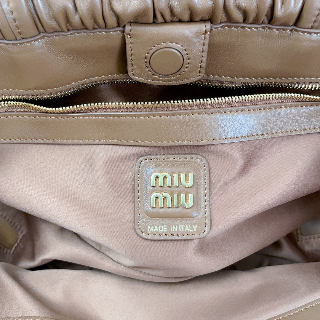 Сумка Miu Miu-5bg287 с кисточкой, проходящая под мышкой, из импортной овечьей кожи, с винтажной фурнитурой.