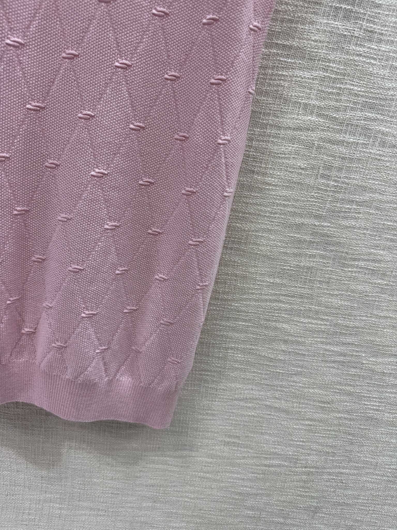 Новая коллекция Chanel Весна/Лето 2024: трикотажное платье с короткими рукавами и ромбовидным узором - Черное - 1