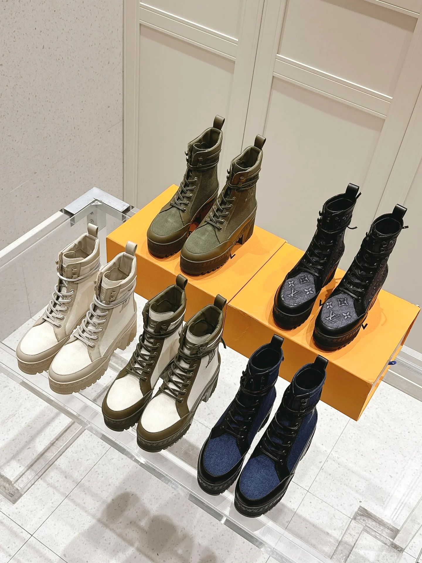 Ботинки Dr. Martens на высоком каблуке LV-2024 - Изображение из коллекции