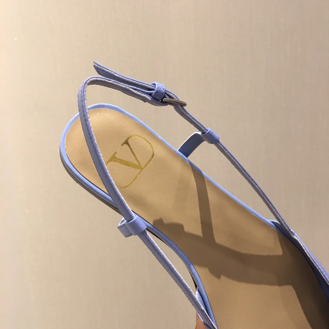 Лакированные сандалии Valentino с острым носком, синие.