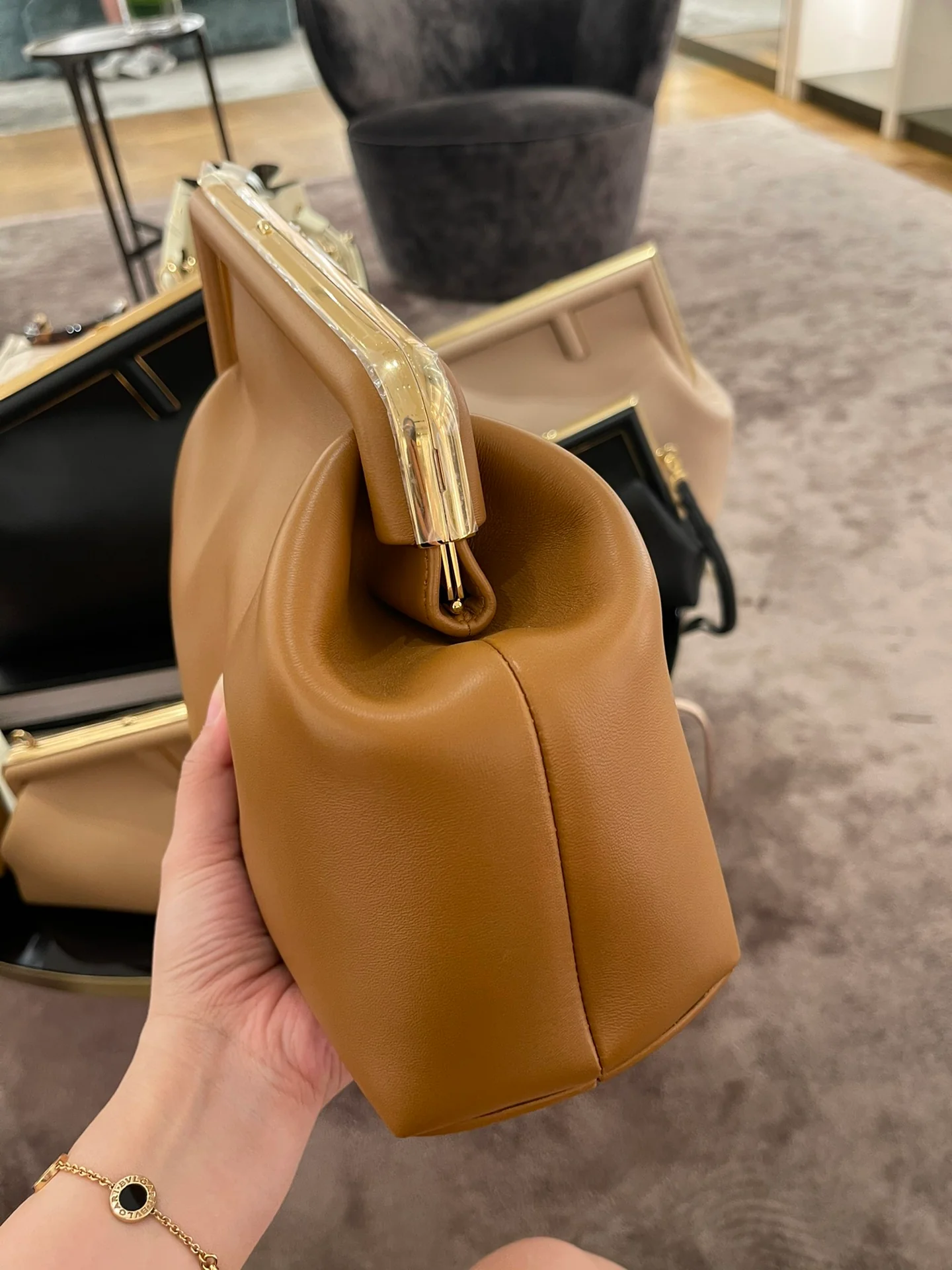 Коричневая кожаная сумка Fendi