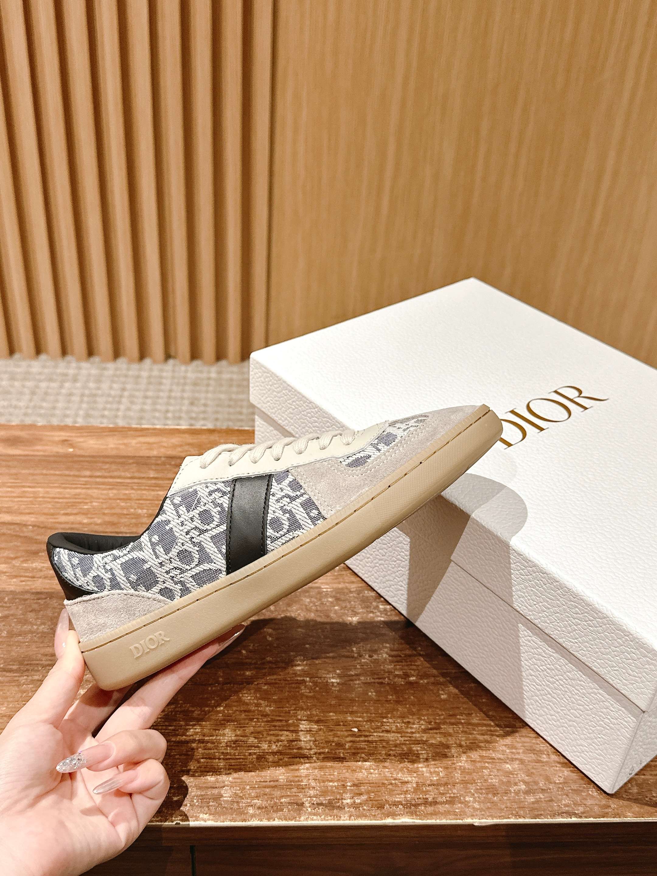 Повседневные немецкие кроссовки Dior для тренировок — парный стиль — бело-серые