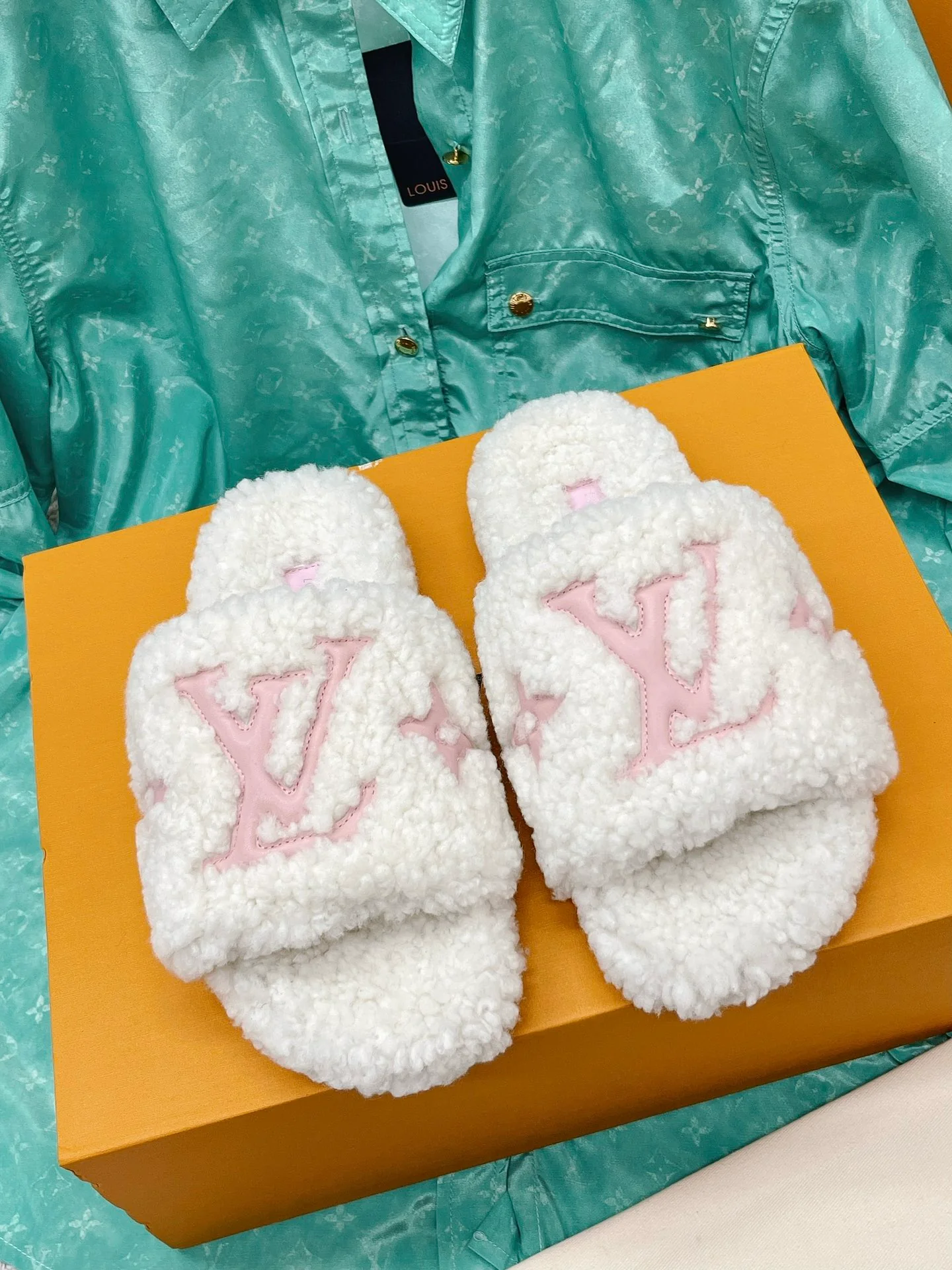 LV-paseo-comfort-series-Teddy Fur Slippers-White-2
