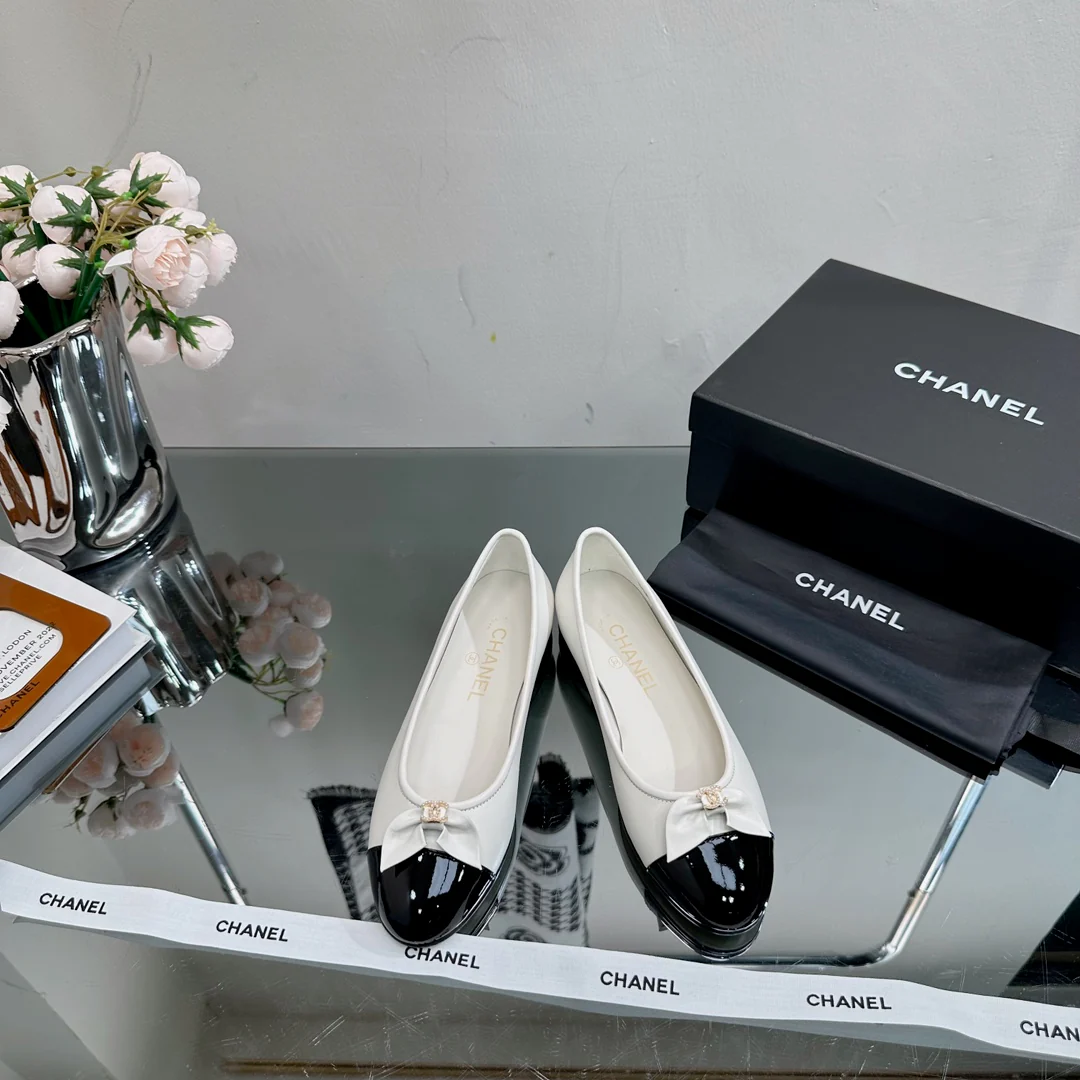 Новинка сезона весна/лето 2023 от Chanel - Балетки - Белые