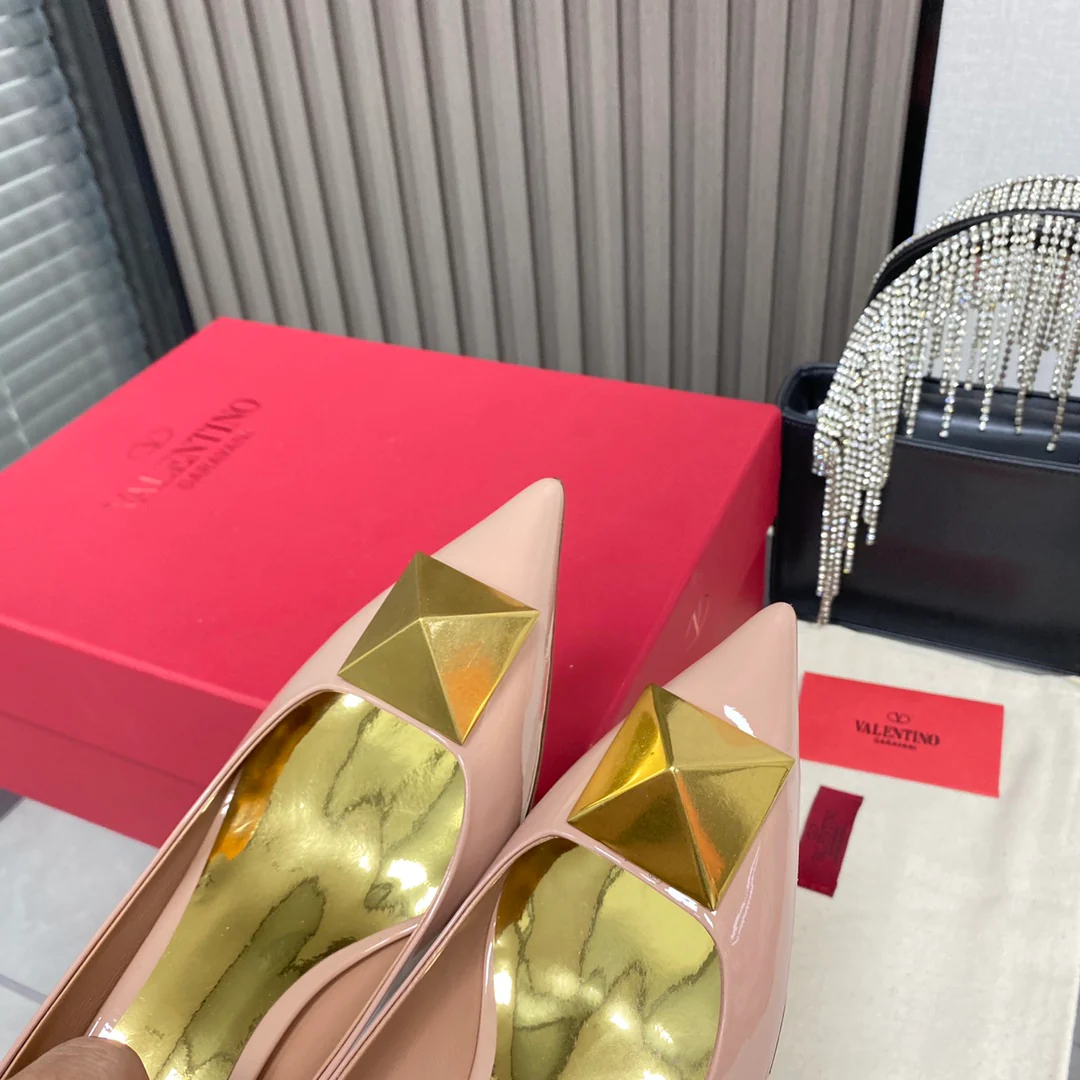 Новинка сезона осень/зима 2022 от Valentino - Туфли на низком каблуке с заклепками - Розовые